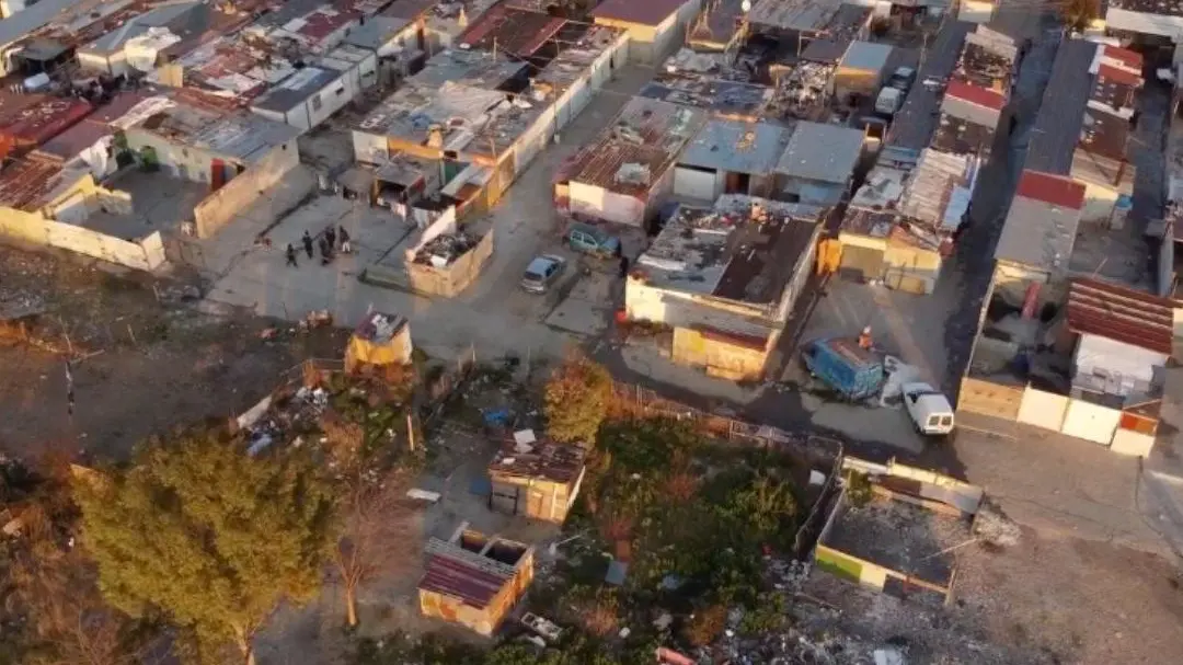 <p>Vista sul campo rom di Scordovillo</p>\\n