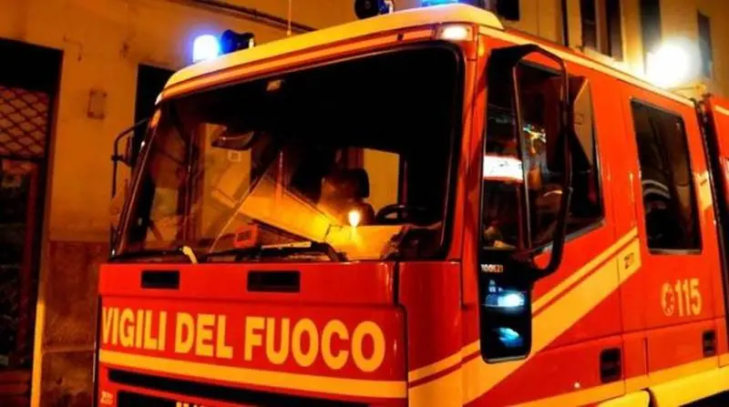 Lamezia, incendio divampa in un appartamento e raggiunge la mansarda: messe in salvo due famiglie\n
