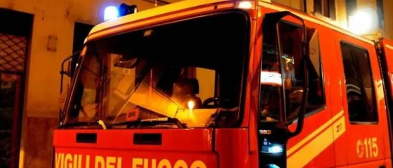 Lamezia, incendio divampa in un appartamento e raggiunge la mansarda: messe in salvo due famiglie\n