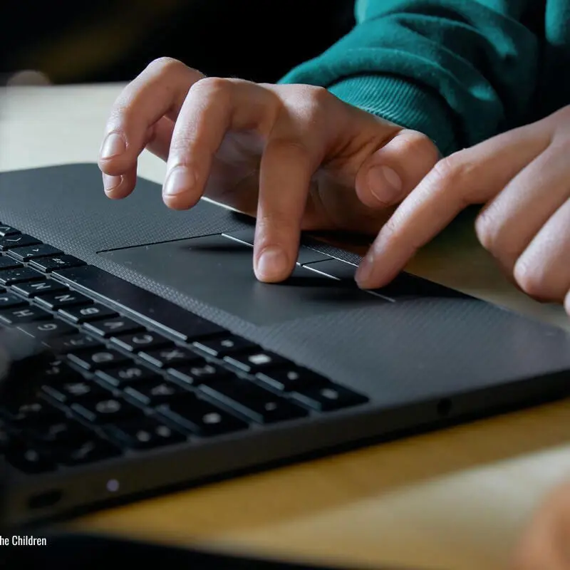 Orrore online,\u00A0anche in Calabria\u00A0“clienti” di abusi su minori in diretta: «Catalogo di bambini tra 6 e 14 anni sul dark web»\n