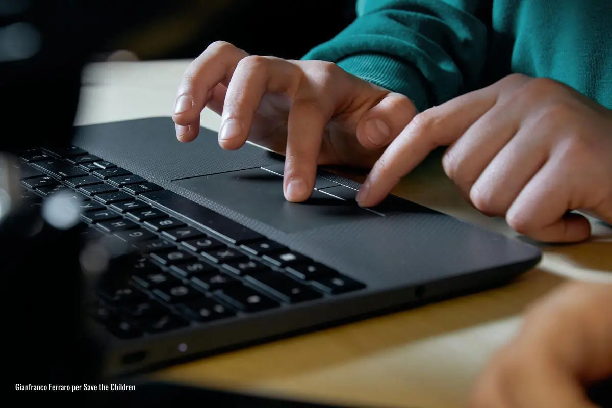 Orrore online,\u00A0anche in Calabria\u00A0“clienti” di abusi su minori in diretta: «Catalogo di bambini tra 6 e 14 anni sul dark web»\n