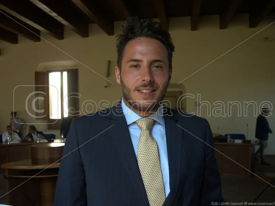 Acri, Feraudo attacca Capalbo: «Il Sindaco evita le risposte su affidamenti sospetti»