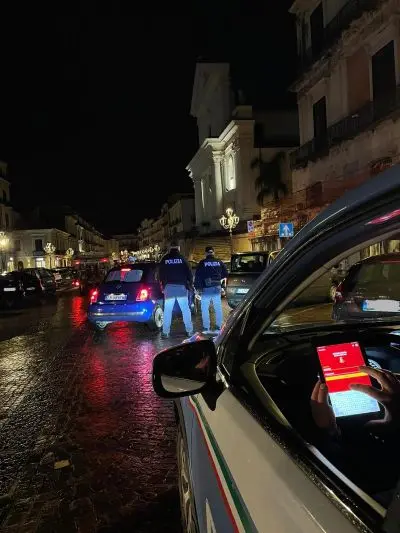 Lamezia Terme, stretta della polizia nell’area della movida: sanzioni per somministrazione alcolici a minori\u00A0\n