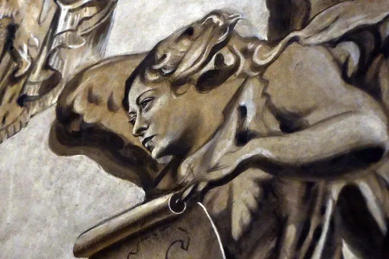 Angelo “ritoccato” con il volto di Giorgia Meloni: la Soprintendenza ordina la rimozione\u00A0\n