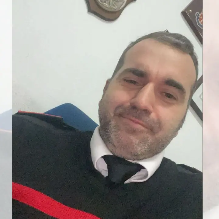 Carabiniere suicida a Lamezia, il mistero fitto e le lacrime di Acquafredda: «Battista sempre pronto ad aiutare tutti»\n