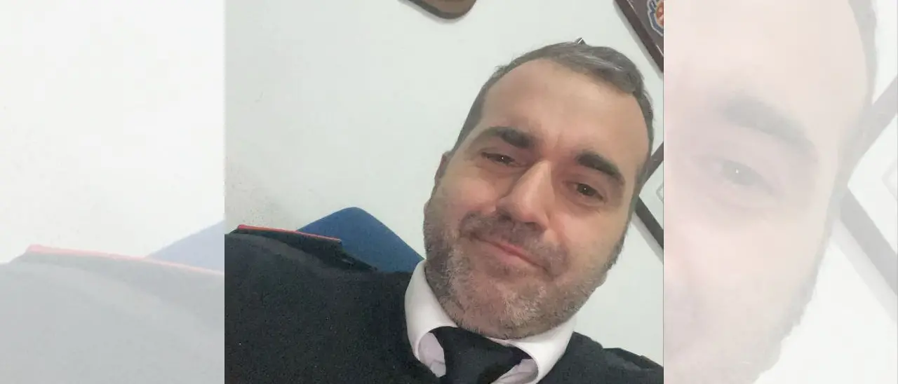 Carabiniere suicida a Lamezia, il mistero fitto e le lacrime di Acquafredda: «Battista sempre pronto ad aiutare tutti»\n