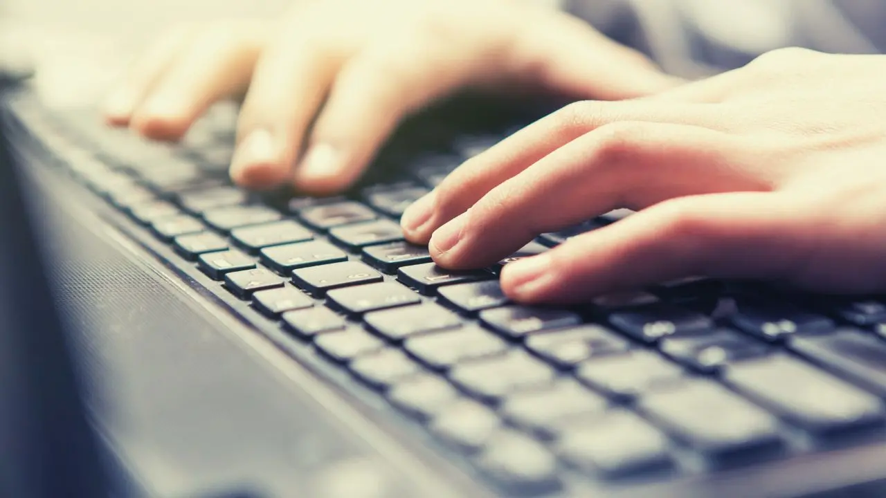 Orrore online,\u00A0anche in Calabria\u00A0“clienti” di abusi su minori in diretta: «Catalogo di bambini tra 6 e 14 anni sul dark web»\n