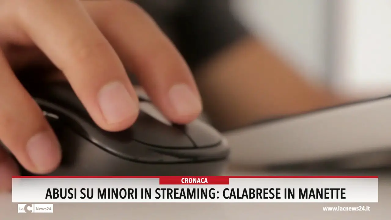 Abusi su minori in streaming, calabrese in manette