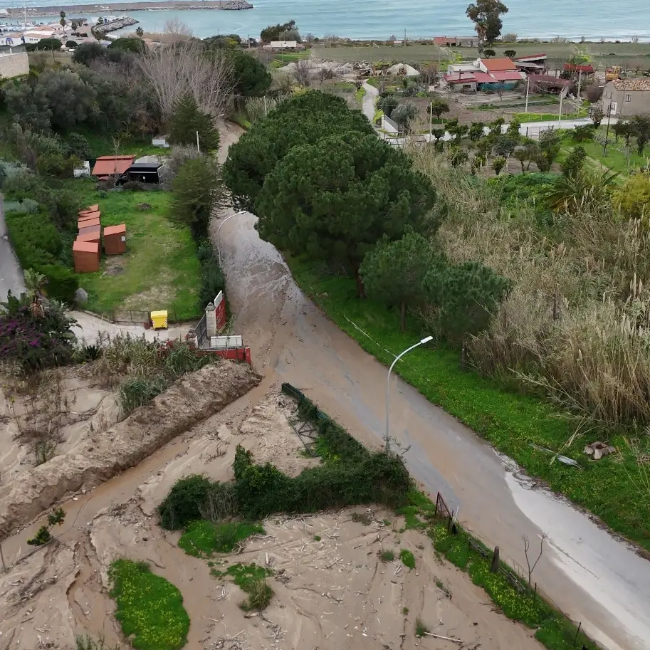 Tropea, l’allarme sul fosso San Pietro: «A ogni pioggia la strada per il porto diventa un fiume di fango, intervenire prima di tragedie»\n