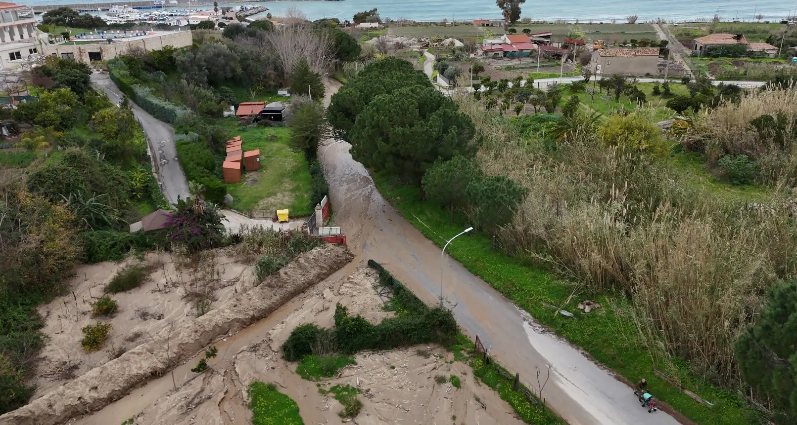 Tropea, l’allarme sul fosso San Pietro: «A ogni pioggia la strada per il porto diventa un fiume di fango, intervenire prima di tragedie»\n
