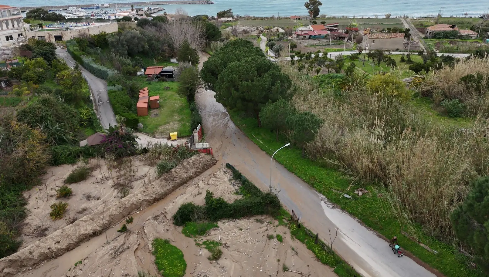 Tropea, l’allarme sul fosso San Pietro: «A ogni pioggia la strada per il porto diventa un fiume di fango, intervenire prima di tragedie»\n