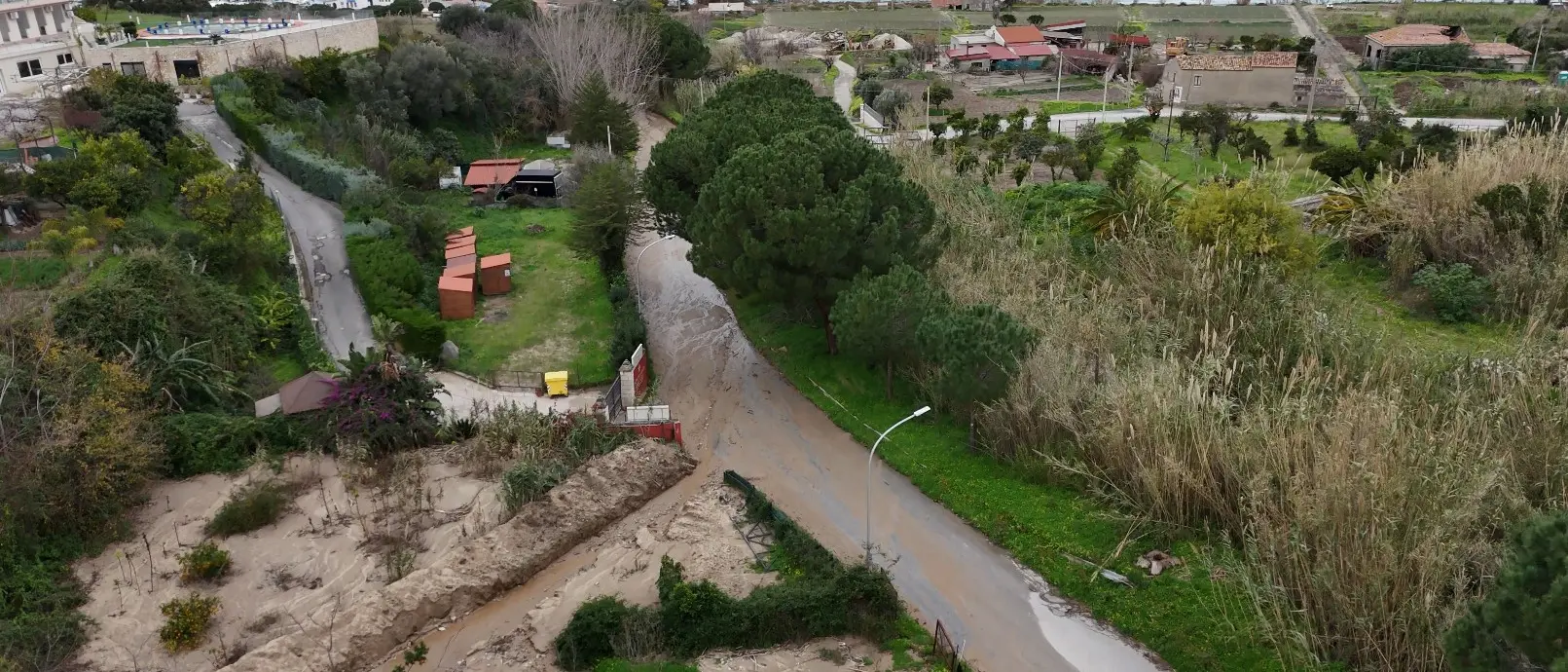 Tropea, l’allarme sul fosso San Pietro: «A ogni pioggia la strada per il porto diventa un fiume di fango, intervenire prima di tragedie»\n