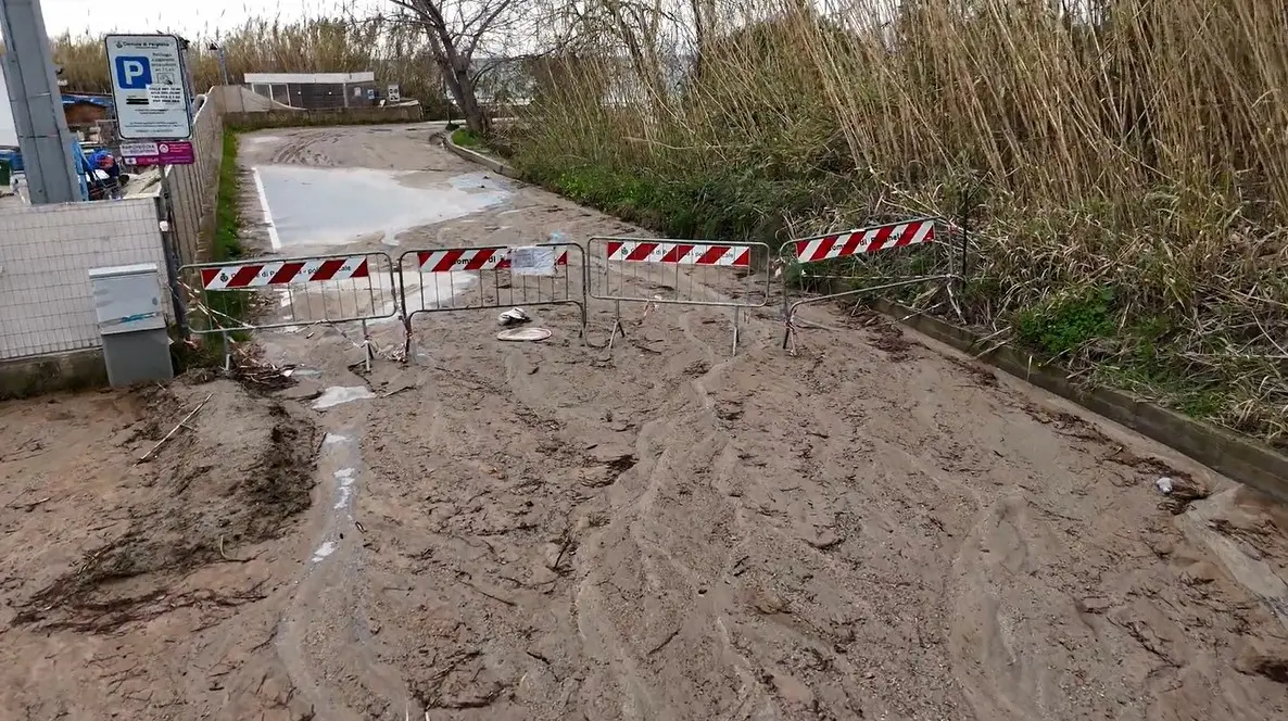 Tropea, fango dal fosso San Pietro sulla strada per il porto
