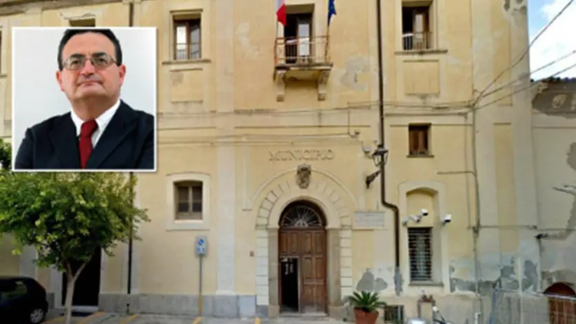 <p>Il Comune di Tropea e nel riquadro Massimo Pietropaolo</p>\\n