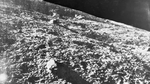 <p>Il suolo lunare ripreso dalla sonda russa nel 1966</p>\\n