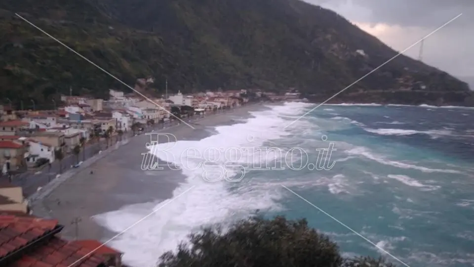 Onde alte 6 metri hanno invaso lungomari minacciando le attivit\\u00E0 commerciali e lasciando detriti sull\\'asfalto. Un miglioramento atteso nelle prossime ore