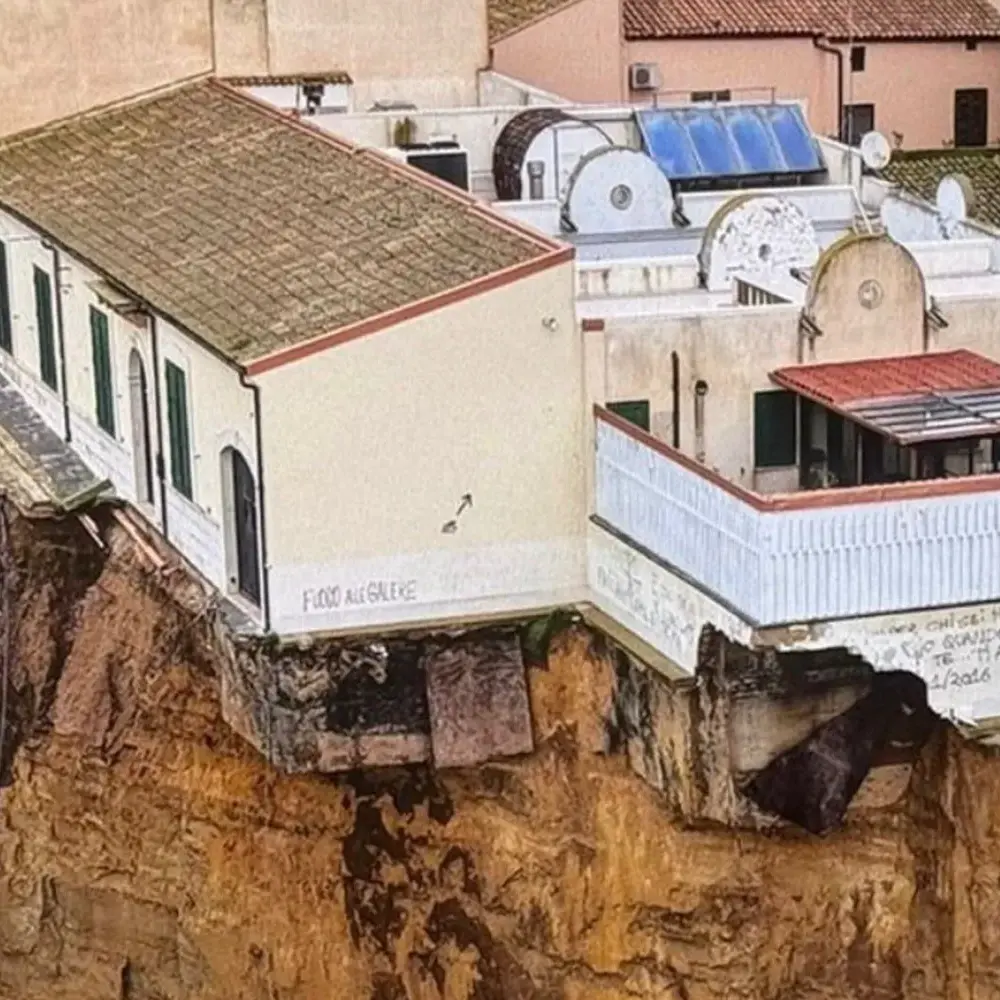 Quando crolla una casa si perde una vita, quando crolla una biblioteca si perde un’identità: Niscemi e un’intera memoria in bilico\n