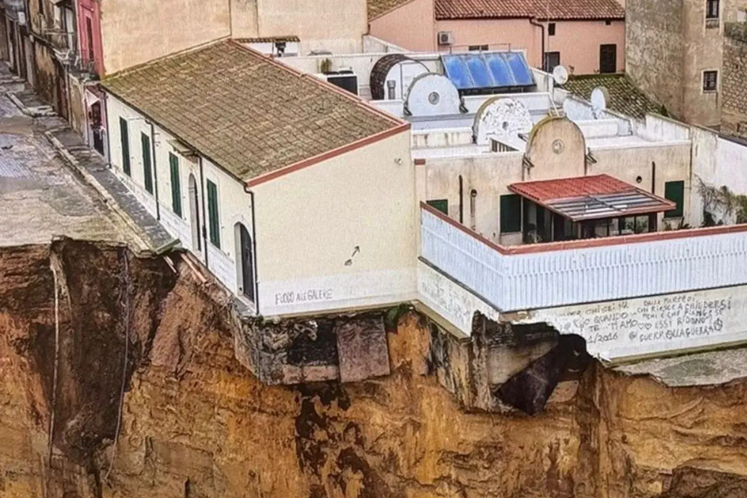 Quando crolla una casa si perde una vita, quando crolla una biblioteca si perde un’identità: Niscemi e un’intera memoria in bilico\n