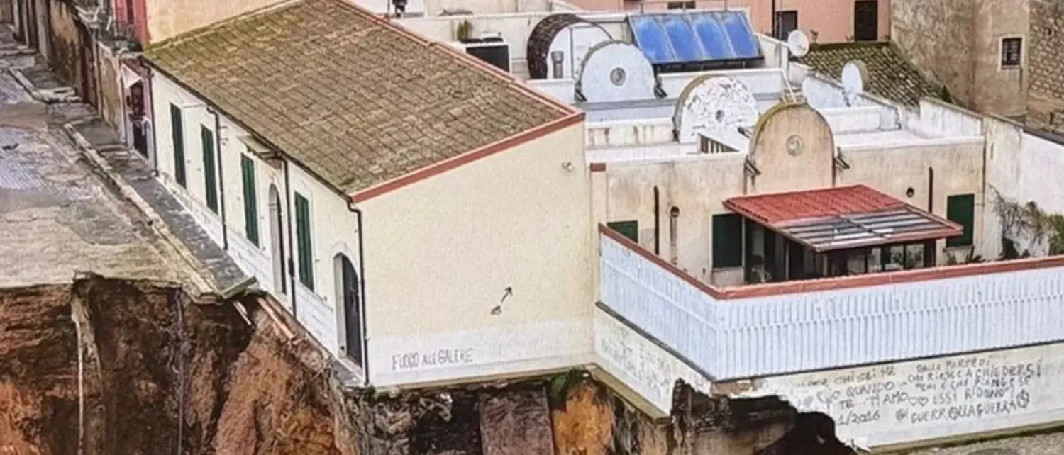 Quando crolla una casa si perde una vita, quando crolla una biblioteca si perde un’identità: Niscemi e un’intera memoria in bilico\n