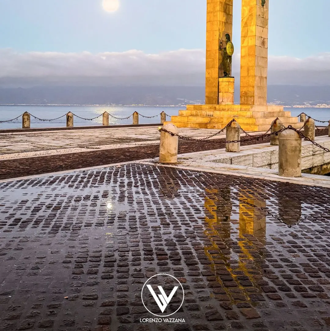 Athena e la luna sullo Stretto\n