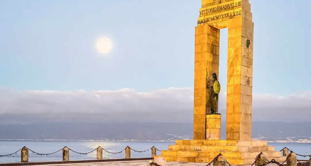 Athena e la luna sullo Stretto\n