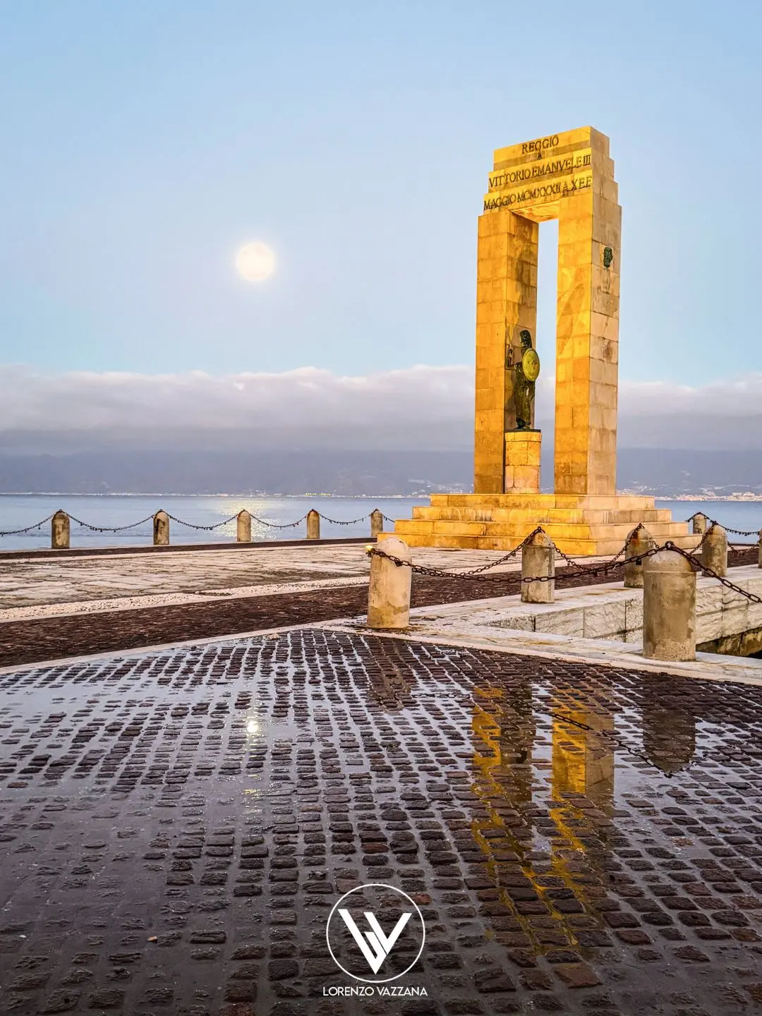 Athena e la luna sullo Stretto\n