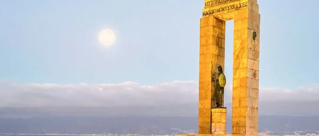 Athena e la luna sullo Stretto\n