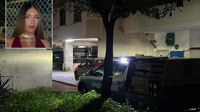 Gli agenti della Polizia di Stato indagano nel luogo dell\\'aggressione che ha portato alla morte di una ragazza di 22 anni, ferita con un\\'arma da taglio alla schiena. Napoli, 3 febbraio 2026, ANSA. , ANSA