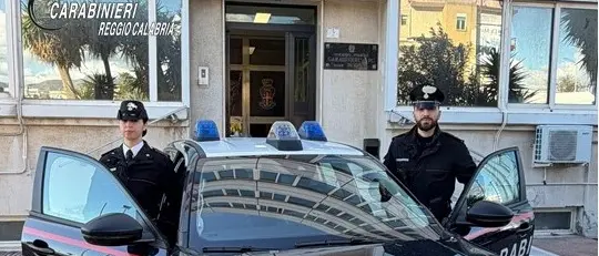 Reggio,\u00A0tenta la fuga dopo il furto e aggredisce i Carabinieri: arrestata una donna\n