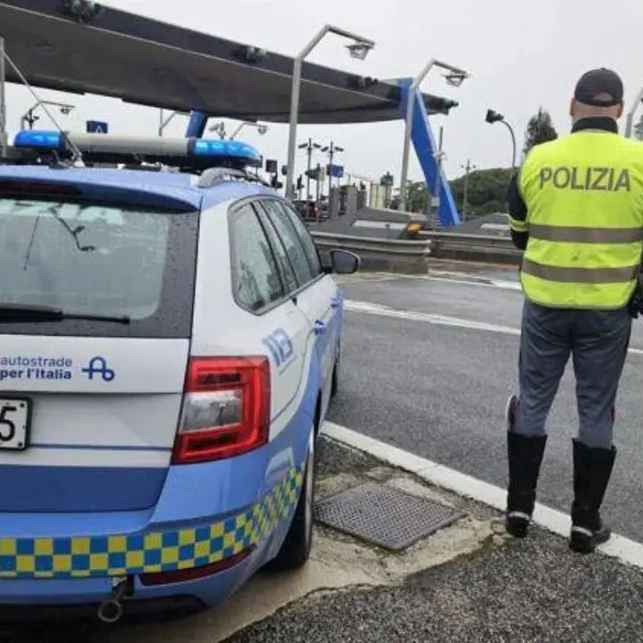 Alla guida con documenti falsi, camionista 44enne di Vibo arrestato in un’area di servizio in autostrada