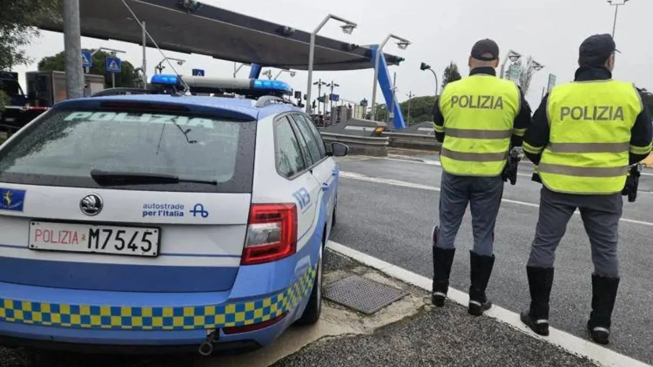 Alla guida di un camion con documenti falsi, 44enne di Vibo\u00A0arrestato in un’area di servizio in autostrada\n