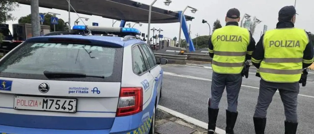 Alla guida di un camion con documenti falsi, 44enne di Vibo\u00A0arrestato in un’area di servizio in autostrada\n