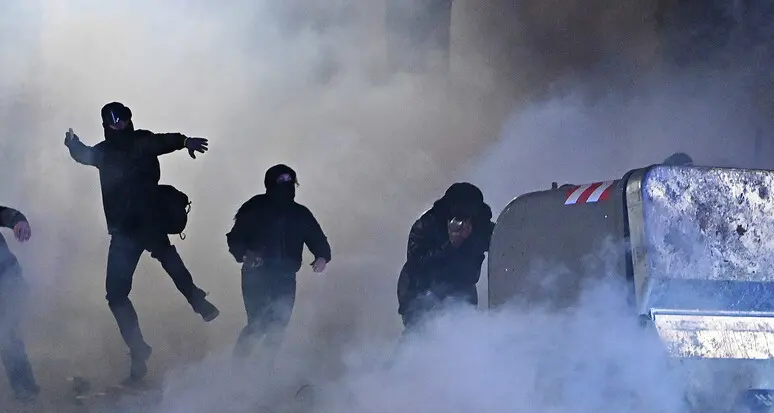 Scontri Askatasuna, domiciliari per presunto aggressore del poliziotto\n