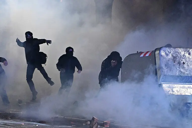 Scontri Askatasuna, domiciliari per presunto aggressore del poliziotto\n