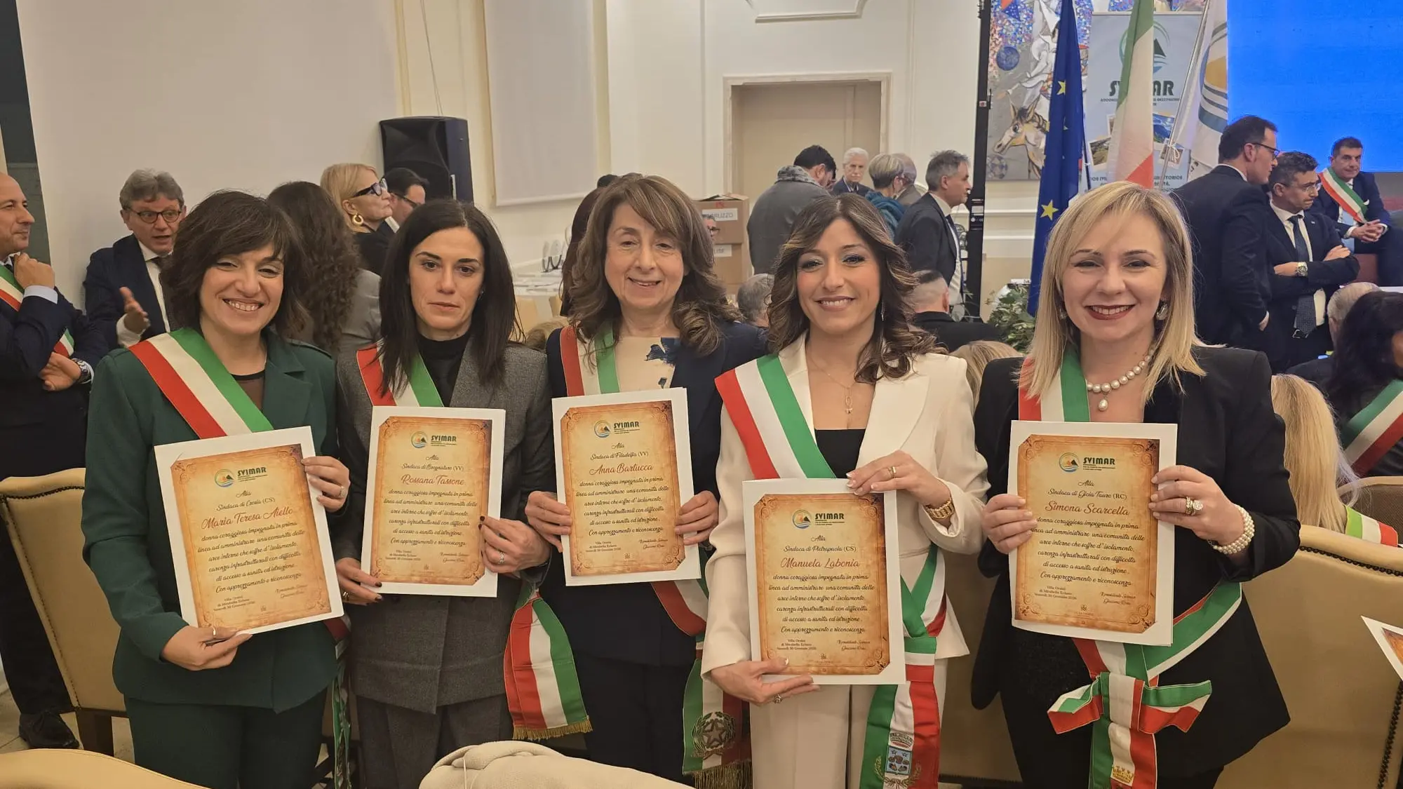 <p>Al centro la sindaco di Filadelfia, Anna Bartucca</p>\\n