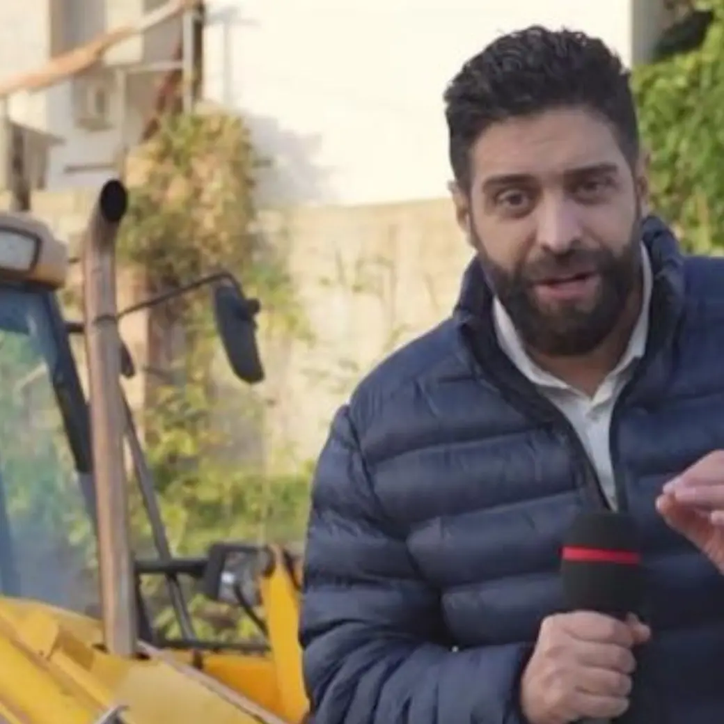 Aggredita una troupe di Striscia la Notizia a Cirò, uno dei collaboratori finisce in mare con la telecamera\n