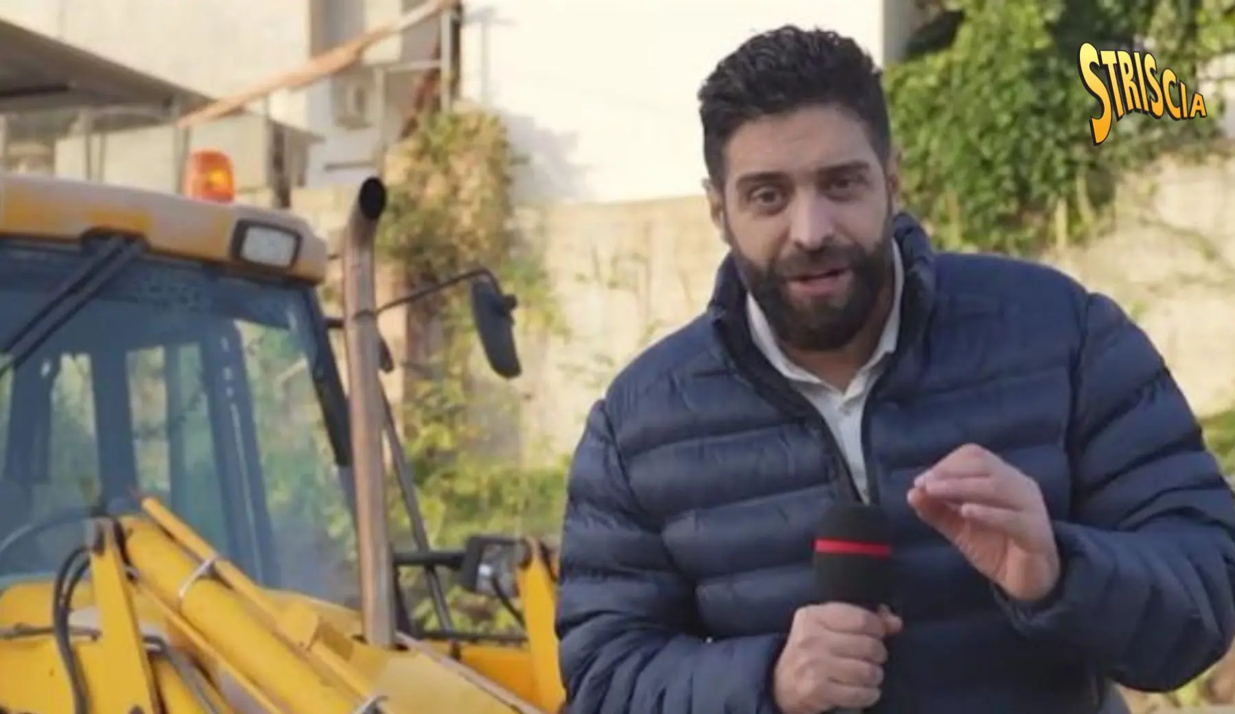 Aggredita una troupe di Striscia la Notizia a Cirò, uno dei collaboratori finisce in mare con la telecamera\n