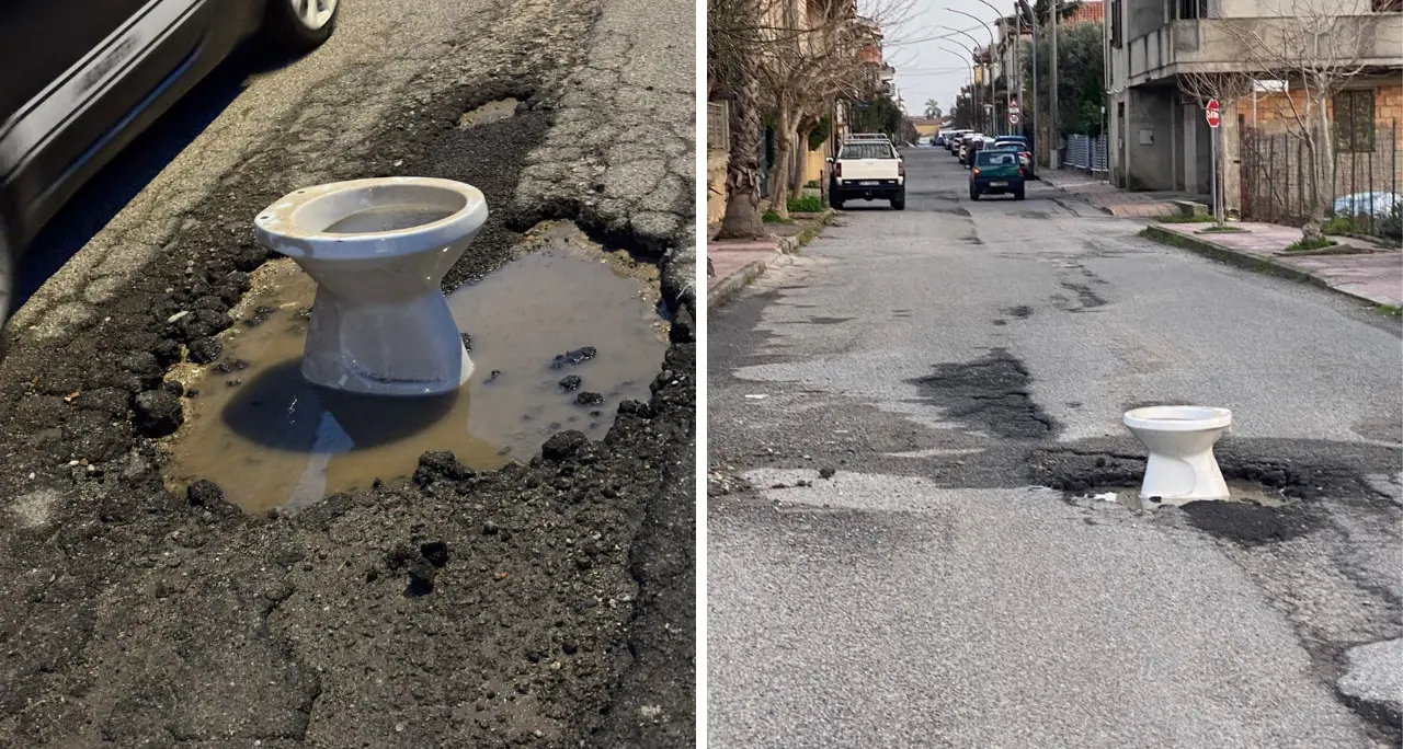 Limbadi, un water al centro della strada per segnalare l’ennesima buca sul corso\n