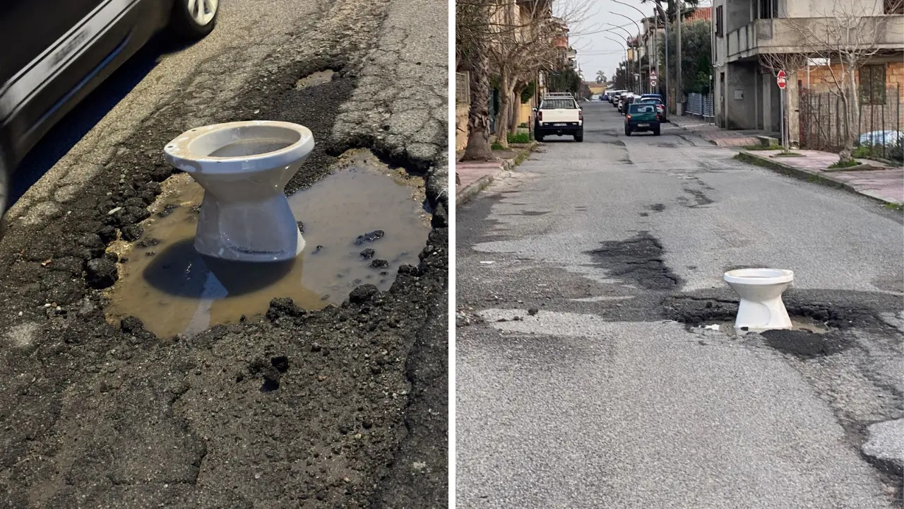 Limbadi, un water al centro della strada per segnalare l’ennesima buca sul corso\n