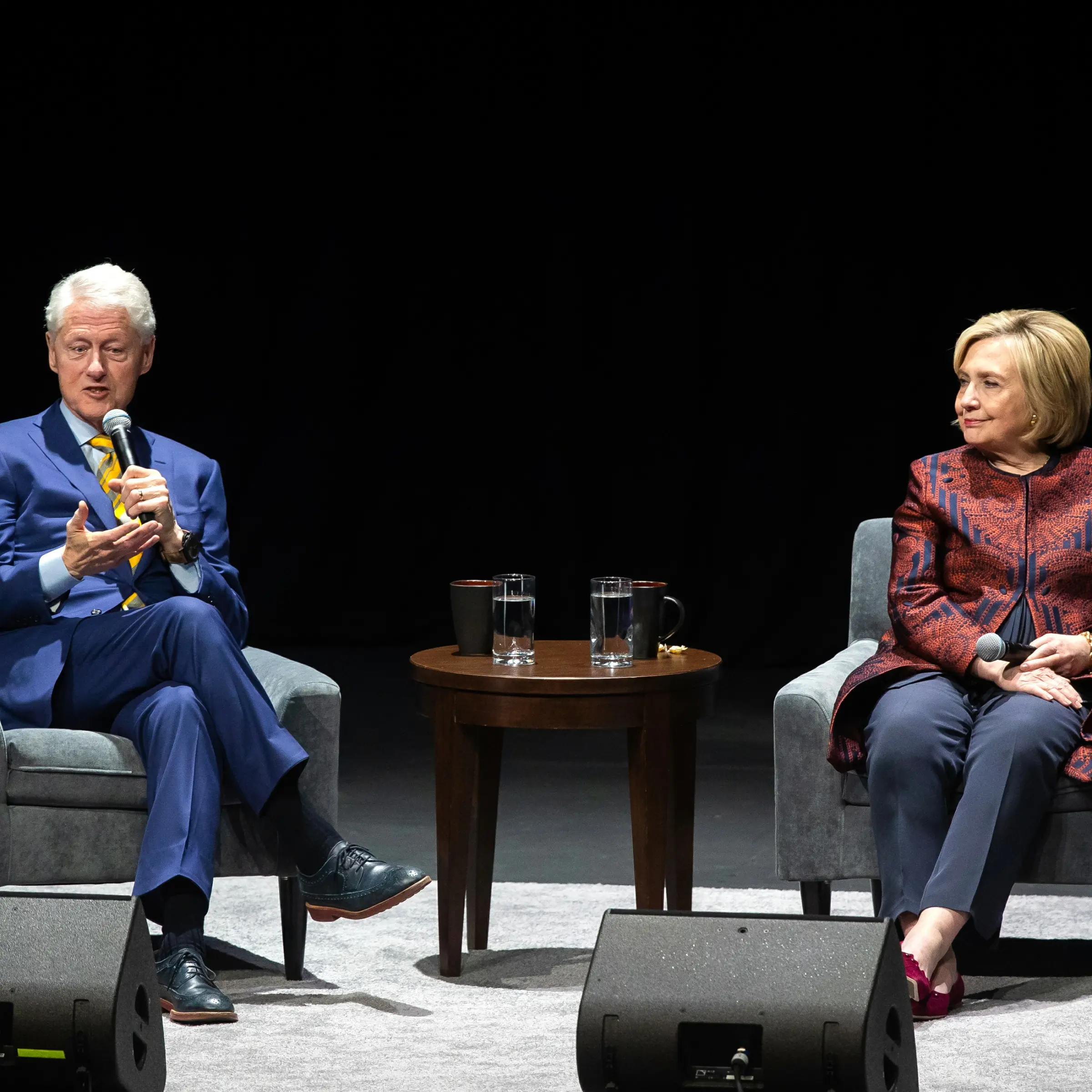 Scandalo Epstein, i Clinton ci ripensano e vanno al Congresso: deposizione a porte chiuse per evitare l’“oltraggio”\n