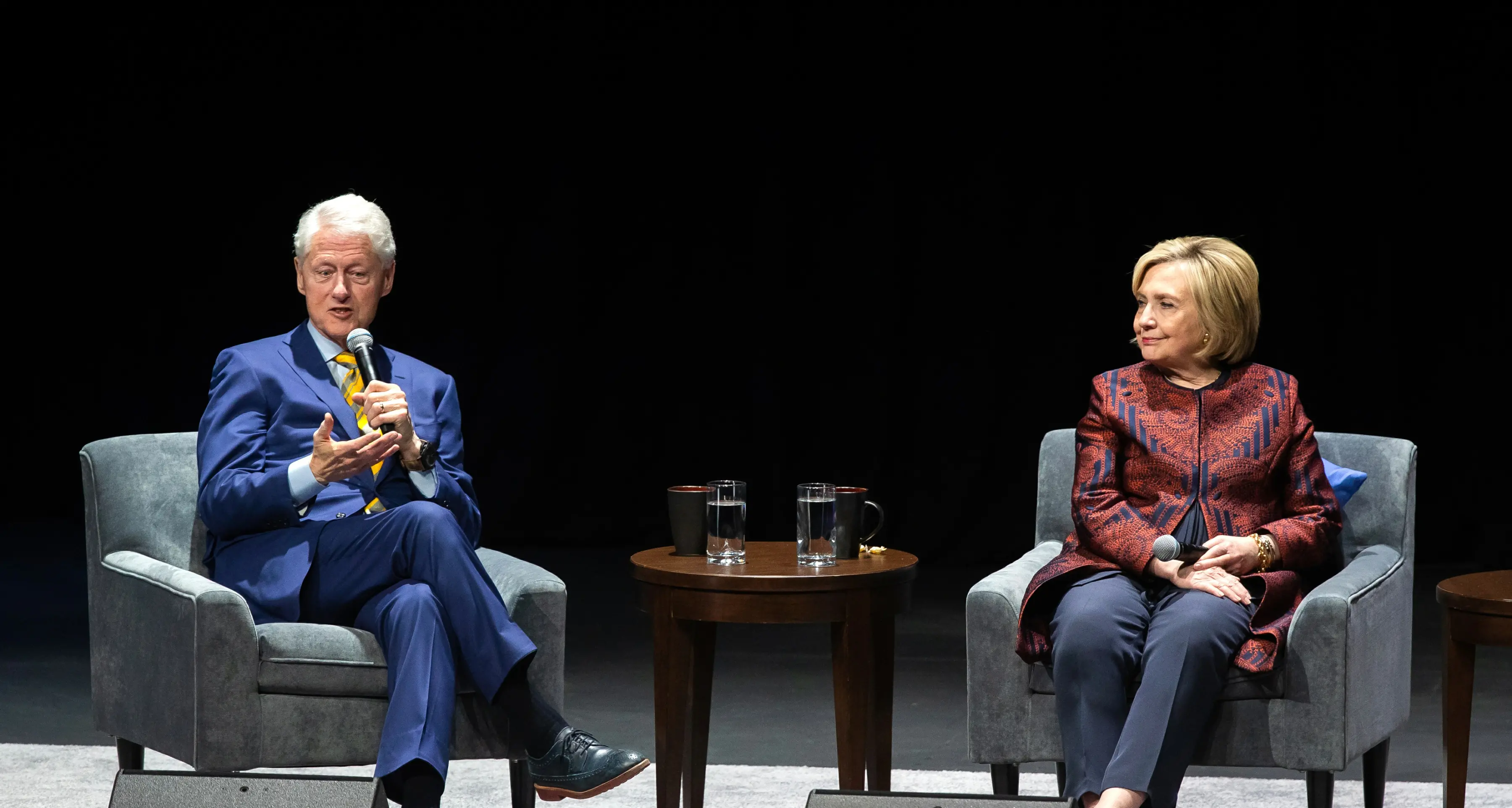 Scandalo Epstein, i Clinton ci ripensano e vanno al Congresso: deposizione a porte chiuse per evitare l’“oltraggio”\n