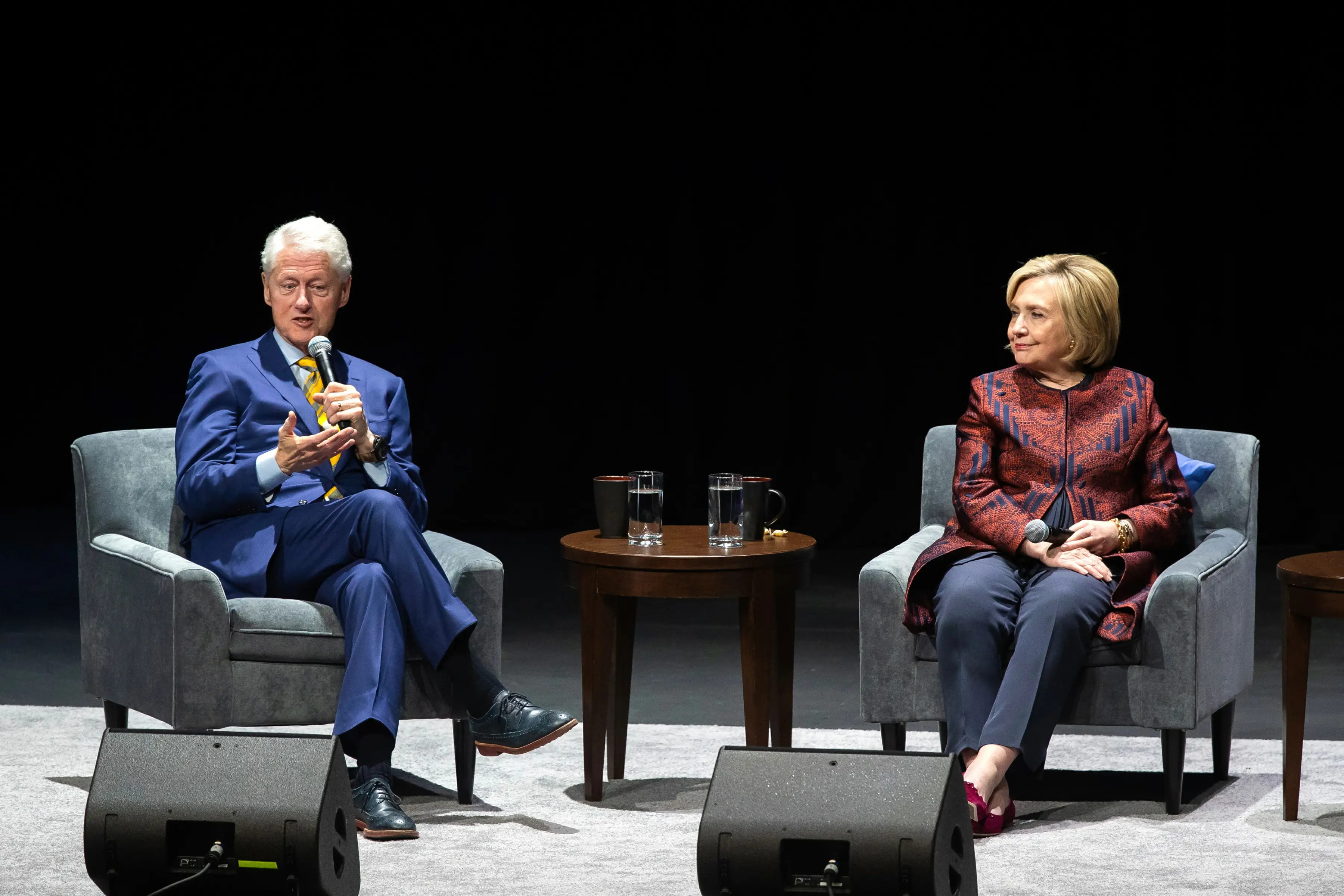 Scandalo Epstein, i Clinton ci ripensano e vanno al Congresso: deposizione a porte chiuse per evitare l’“oltraggio”\n