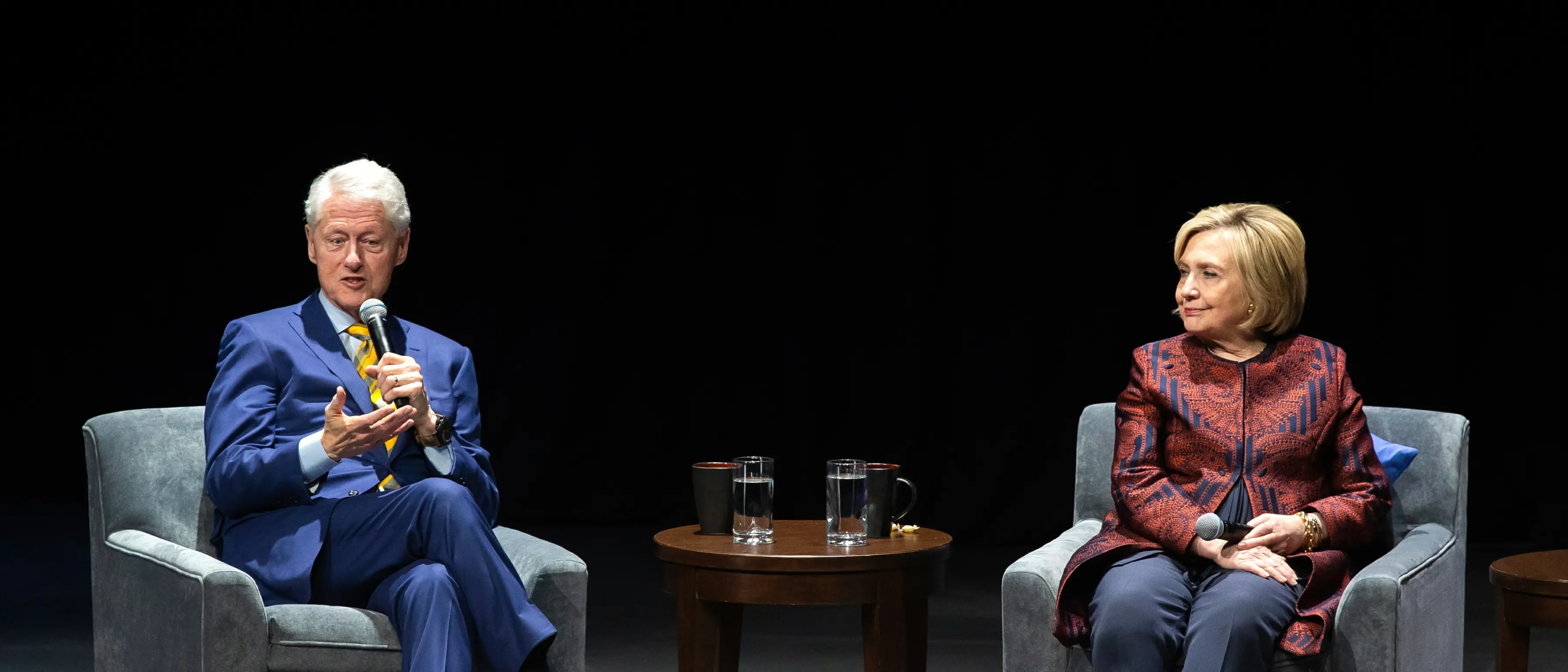 Scandalo Epstein, i Clinton ci ripensano e vanno al Congresso: deposizione a porte chiuse per evitare l’“oltraggio”\n