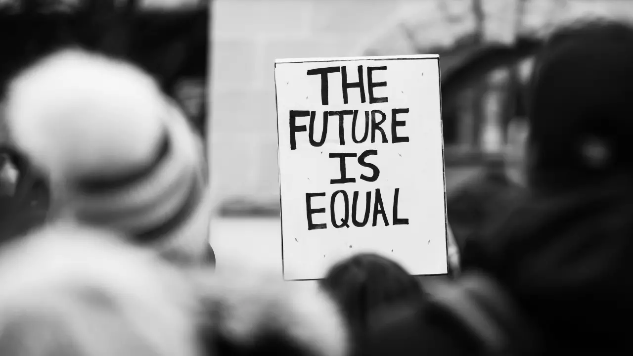 Dialogo a due voci sull’uguaglianza, il populismo e la responsabilità della democrazia\n