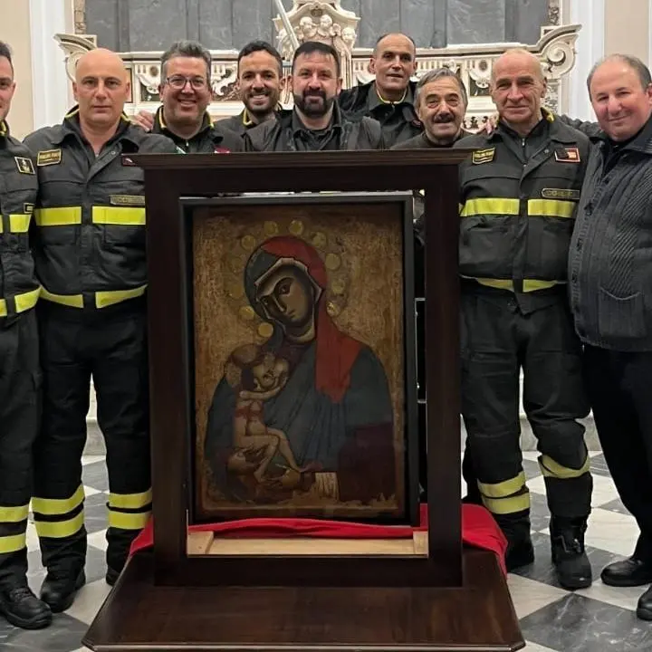Cosenza, i Vigili del Fuoco spostano l’icona della Madonna del Pilerio in Cattedrale\n