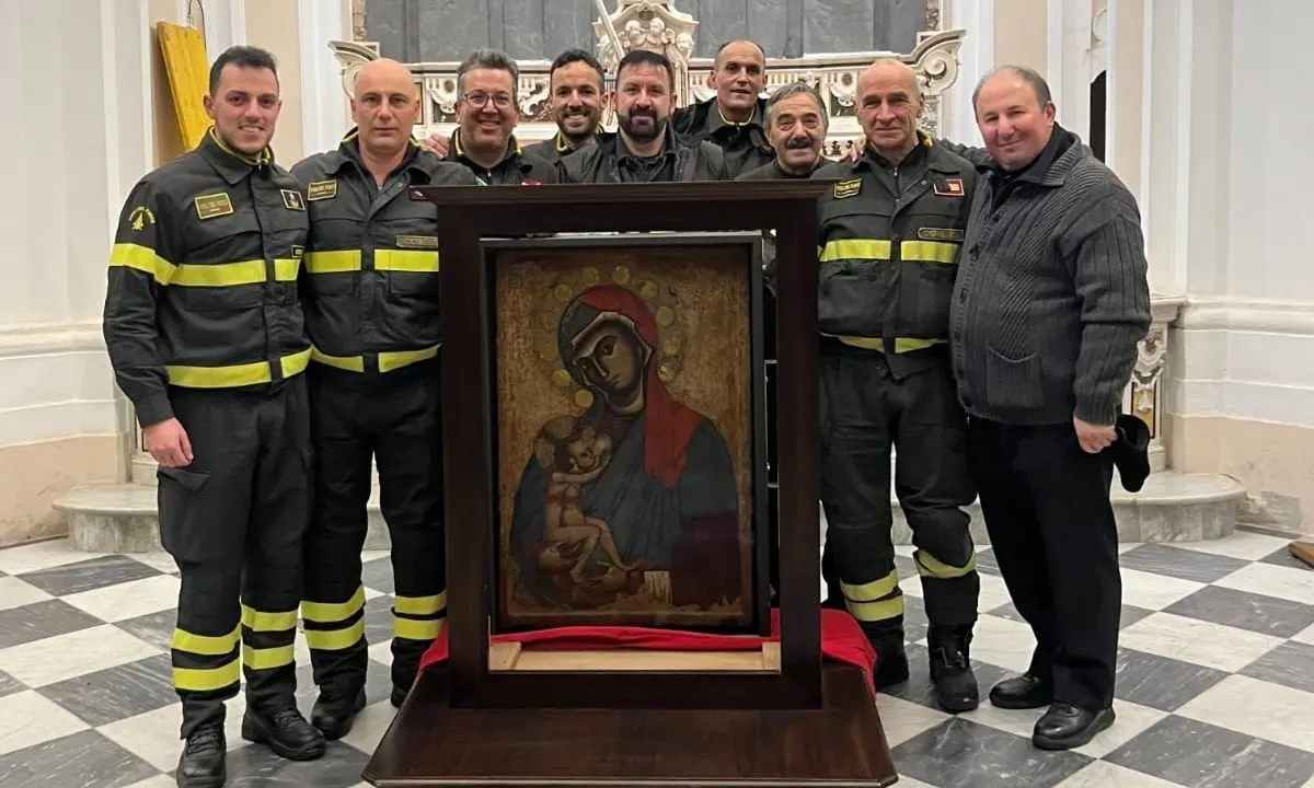Cosenza, i Vigili del Fuoco spostano l’icona della Madonna del Pilerio in Cattedrale\n