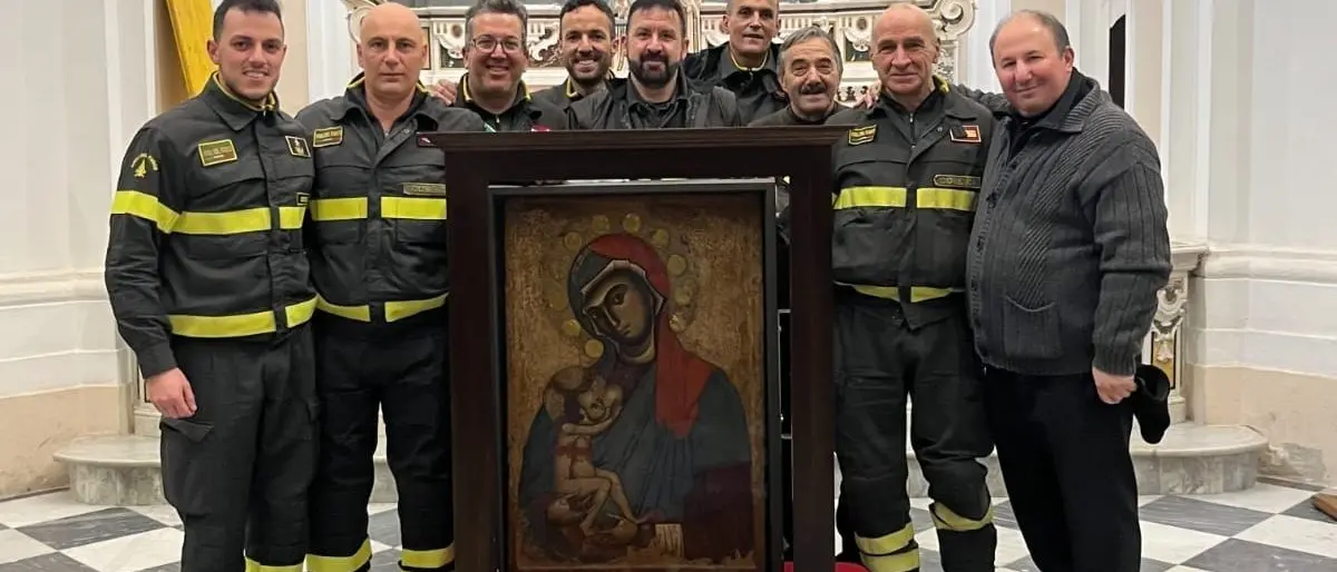 Cosenza, i Vigili del Fuoco spostano l’icona della Madonna del Pilerio in Cattedrale\n