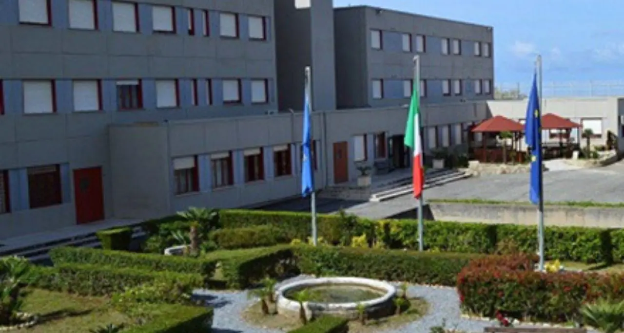 Drone con droga e 4 cellulari abbattuto e sequestrato dagli agenti del carcere di Paola\n