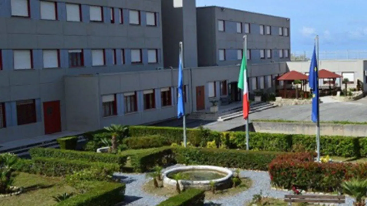 Drone con droga e 4 cellulari abbattuto e sequestrato dagli agenti del carcere di Paola\n