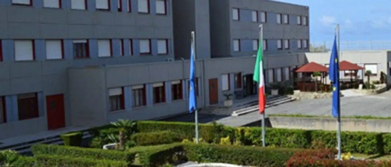 Drone con droga e 4 cellulari abbattuto e sequestrato dagli agenti del carcere di Paola\n